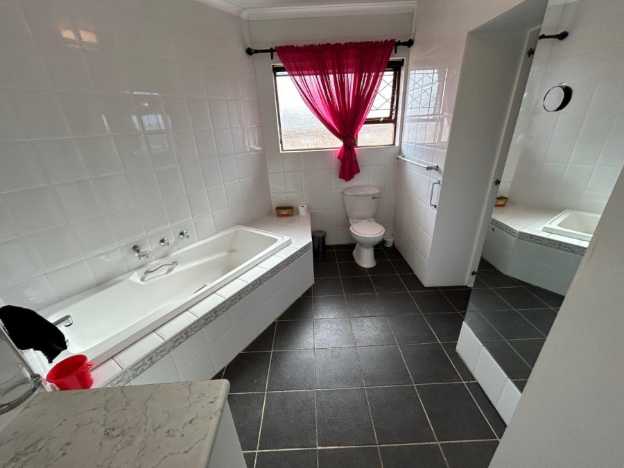 6 Bedroom Property for Sale in Wavecrest Eastern Cape